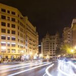 Calle de Valencia iluminada por la noche durante la campaña navideña