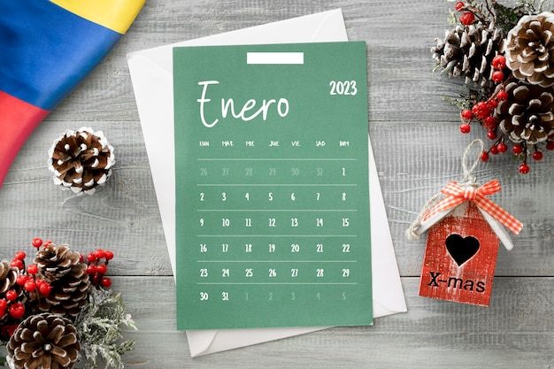Calendario de diciembre con piñas decorativas sobre una mesa