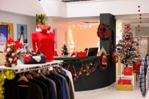 Escaparate de una tienda decorada con árbol de Navidad y adornos
